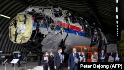 Նիդերլանդներ - Փորձագետները հետազոտում են կործանված օդանավի բեկորները, արխիվ