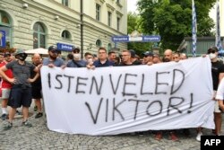 „Dumnezeu este cu tine, Viktor” - au replicat suporterii unguri, veniți la München, 23 iunie 2021.
