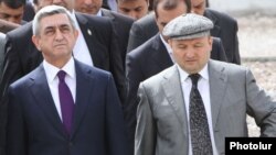 Armenia - President Serzh Sarkisian (L) and Gyumri Mayor Vartan Ghukasian visit a construction site in Gyumri, 7Apr2012.