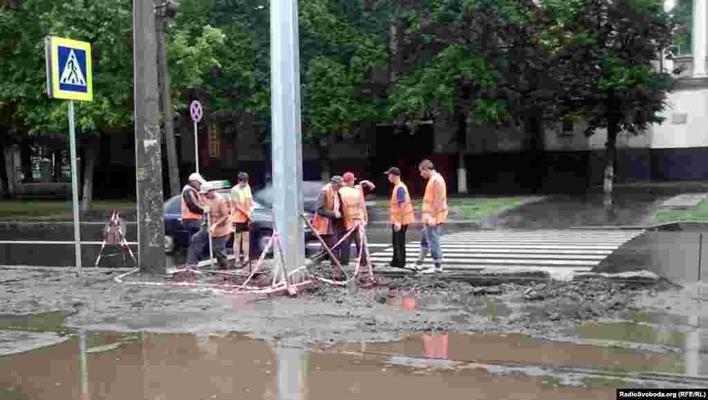За кілька сот метрів від стадіону робітники вкладають бордюрний камінь (фото О. Овчинникова)