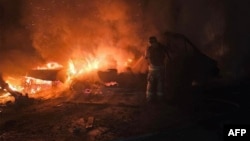 უკრაინელი მაშველები ცდილობენ ჩერნიგოვის ოლქში რუსეთის დრონებით თავდასხმის შედეგად გაჩენილი ცეცხლის ჩაქრობას. ფოტო 23 დეკემბერს გაავრცელა უკრაინის საგანგებო ვითარებათა სამსახურმა.