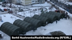 Мобільний пункт обігріву, де жителі Києва можуть зігрітися, випити чаю, зарядити телефони та отримати допомогу під час відключень світла й опалення, Деснянський район, 25 січня 2026 року