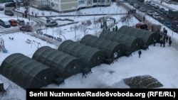 Мобільний пункт обігріву, де жителі Києва можуть зігрітися, випити чаю, зарядити телефони та отримати допомогу під час відключень світла й опалення, Деснянський район, 25 січня 2026 року