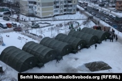 Мобильный пункт обогрева, где жители Киева могли согреться, выпить чаю, зарядить телефоны и получить помощь при отключении света и отопления. Деснянский район, Киев, 25 января 2026 года