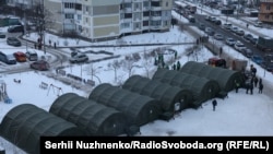 Мобільний пункт обігріву, де жителі Києва можуть зігрітися, випити чаю, зарядити телефони та отримати допомогу під час відключень світла й опалення. Деснянський район, Київ, 25 січня 2026 року