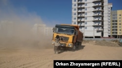 Асхат Ахмедьяров преграждает дорогу грузовику, подвозящему грунт к озеру. Нур-Султан, 7 сентября 2021 года