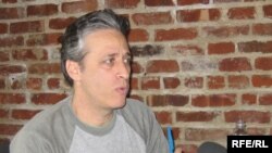 Jon Stewart u razgovoru sa novinarom RSE Bruceom Jacobsom, 28. mart 2006.