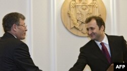 Mihai Ghimpu şi Vlad Filat după aprobarea guvernului