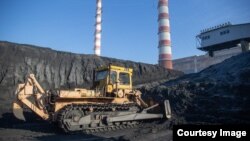 მოლდოვის სახელმწიფო თბოელექტროსადგურის ქვანახშირის საცავი ღია ცის ქვეშ. სეპარატისტული ხელისუფლების მიერ 2025 წლის 16 იანვარს გამოქვეყნებულ ფოტოზე მოჩანს ბულდოზერი მუშაობისას