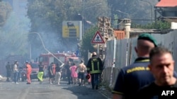 Zjarrfikësit, policia dhe ekipet e shpëtimit punojnë në vendin e shpërthimit në një pompë karburanti në Romë, më 4 korrik 2025.