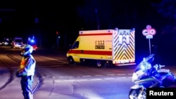 O ambulanță despre care se crede că transportă un cetățean SUA dus în Germania pentru tratament după ce a contractat virusul Ebola în Republica Democratică Congo, ajunge la Spitalul Universitar Charité din Berlin