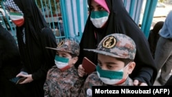 Избирательницы с детьми на одном из участков для голосования. Тегеран, 18 июня 2021 года