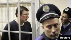 Юрій Луценко в залі суду, 27 лютого 2012 року