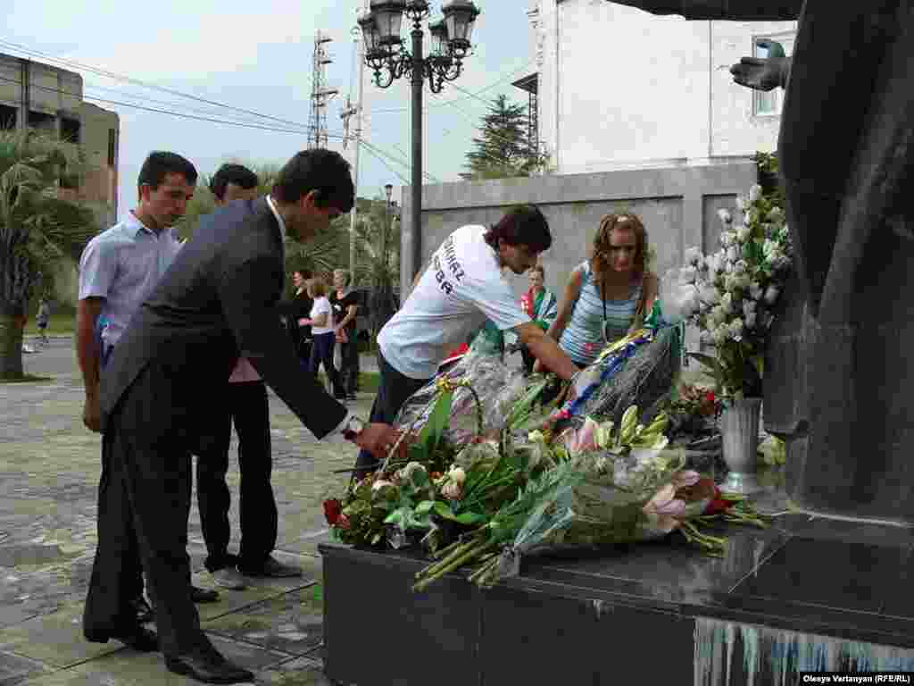 Молодежь возложила цветы к мемориалу жертв войны