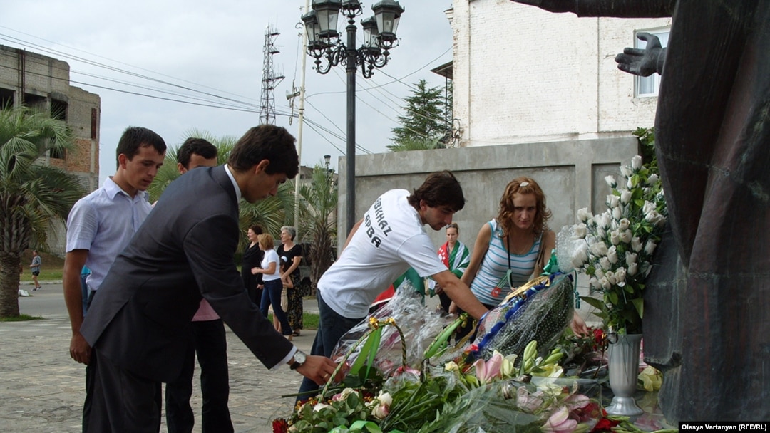 Несмотря на непогоду, молодежь шеренгой отправилась в центр города, к памятнику погибшим во время войны