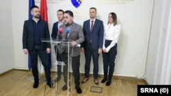 Ministri finansija i spoljne trgovine BiH Srđan Amidžić i Staša Košarac, te zamjenik ministra odbrane Aleksandar Goganović, iz Saveza nezavisnih socijaldemokrata (SNSD), na pres-konferenciji u Sarajevu, 5. decembra 2024.