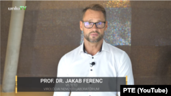 Jakab Ferenc virológus beszél a maszkhasználat fontosságáról az egyetem 2021. szeptember 22-én megjelent videójában