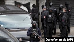 Pretres stadiona kluba Partizan u Beogradu, 4. februara 2021. Policija je pretresla je stadione dva najveća fudbalska kluba u Srbiji, nakon što je uhapsila 17 osoba povezanih sa zloglasnim navijačkim grupama optuženim za organizovani kriminal, trgovinu drogom i ubistva.