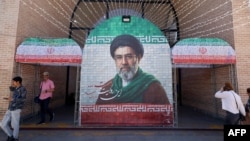 عکس تبلیغاتی حکومت از مجتبی خامنه‌ای در ورودی مترو در تهران