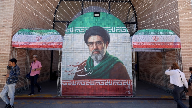 خامنه‌ای مسئولیت تفاهم‌نامه را به عهده پزشکیان گذاشت؛ پزشکیان قول پیروی از دستور داد