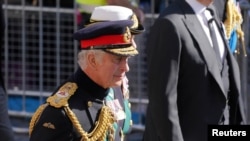 Regele Charles în spatele sicriului Reginei Elisabeta, care a fost depus la Catedrala St. Giles din Ediburgh, Scoția, 12 septembrie 2022.