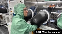 Школярка під час роботи у лабораторії