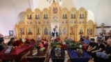 Маленька церква Різдва Пресвятої Богородиці в селі Іванковичі не могла вмістити усіх, хто прийшов віддати останню шану загиблій родині<br>