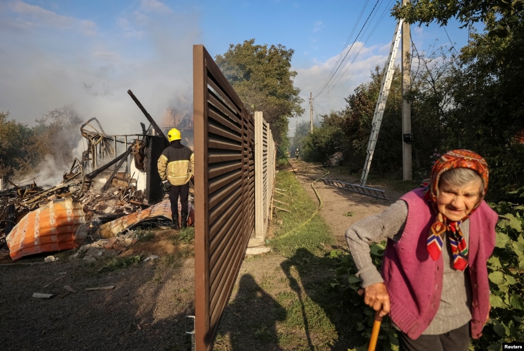 Жінка проходить повз атакований Росією будинок у Скнилові. Львівщина, 21 серпня 2025 року