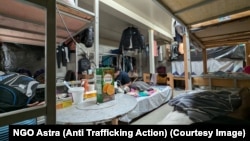 Fotografija koju je Radiju Slobodna Evropa dostavila nevladina organizacija Astra, na kojoj se vide uslovi u jednoj od prostorija za kolektivni smeštaj radnika iz Bangladeša, angažovanih u kineskoj fabrici guma Linglong u Zrenjaninu. 