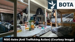 Kjo fotografi i është dërguar REL-it nga OJQ Atra dhe tregon kushtet në një nga mjediset kolektive të akomodimit për punëtorët nga Bangladeshi, të punësuar në kompaninë kineze të gomave, Linglong. 