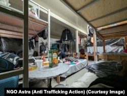 Fotografija koju je RSE dostavila nevladina organizacija Astra, na kojoj se vide uslovi u jednoj od prostorija za kolektivni smeštaj radnika iz Bangladeša, angažovanih u kineskoj fabrici guma Linglong u Zrenjaninu.