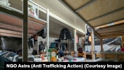 Фотографија доставена до Радио Слободна Европа од невладината организација Астра, на која се прикажани условите во една од собите за колективно сместување на работници од Бангладеш, ангажирани во кинеската фабрика за гуми Линглонг во Зрењанин.