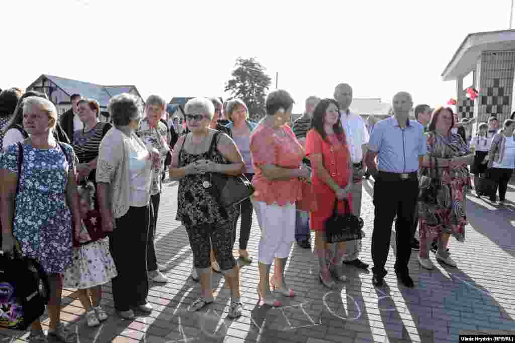 Бацькі, якія прыйшлі на школьную лінейку