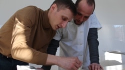 Artiom Rahoțchi (stânga), fost consumator de droguri, în prezent coordonator de la egal la egal în cadrul Asociației Obștești Inițiativa Pozitivă