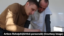 Artiom Rahoțchi (stânga), fost consumator de droguri, în prezent coordonator de la egal la egal în cadrul Asociației Obștești Inițiativa Pozitivă