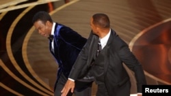 Aktori Will Smith duke goditur me shuplakë komedianin Chris Rock gjatë edicionit të 94-të të Oscars. 