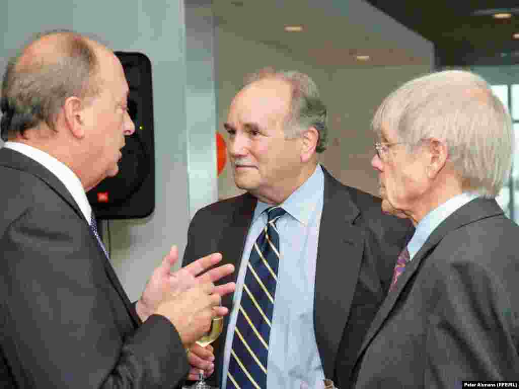 Former BBG Governor Jeffrey Hirschberg (l) speaking with current BBG Governor Enders Wimbush (c) and former RFE Director Ross Johnson, at RFE's 60th anniversary reception in Washington, DC.