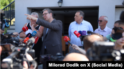 Predsednik Srbije Aleksandar Vučić tokom obilaska porodične kuće blizu Bugojna u Bosni i Hercegovini u pratnji lidera Saveza nezavisnih socijaldemokrata Milorada Dodika, 3. avgust 2026.