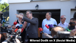 Predsjednik Srbije Aleksandar Vučić posjećuje porodičnu kuću u selu Čipuljić pored Bugojna u BiH, u pratnji mu je Milorad Dodik, predsjednik SNSD-a, 3. avgust 2026.
