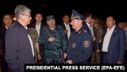 Prezident Kasym-Žomart Tokaýew harbylar bilen duşuşýar. Arhiw suraty