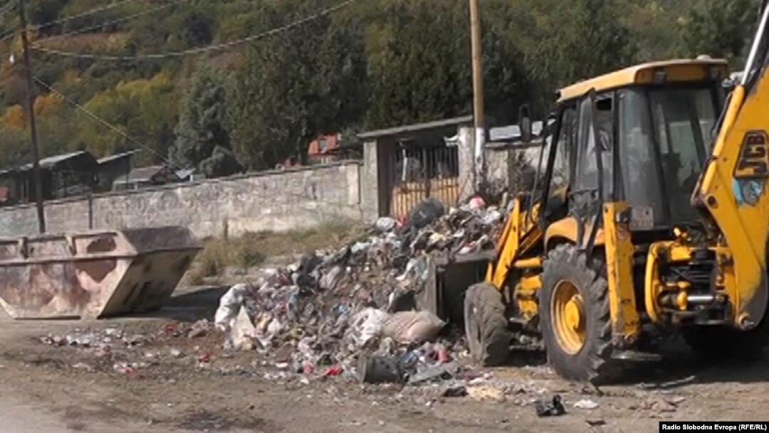 Расфрлан смет во близина на гробиштата во Тетово. 