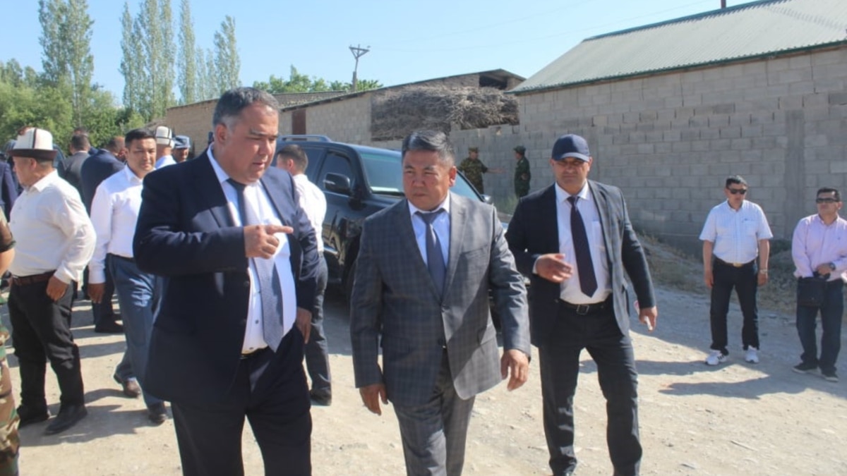 В Баткенской области после выстрела со стороны Таджикистана проводят встречу представители правоохранительных органов - Vimarsana News
