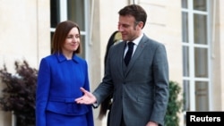 Președintele francez Emmanuel Macron o primește pe președinta Republicii Moldova, Maia Sandu, la Palatul Elysee din Paris, 7 martie 2024.