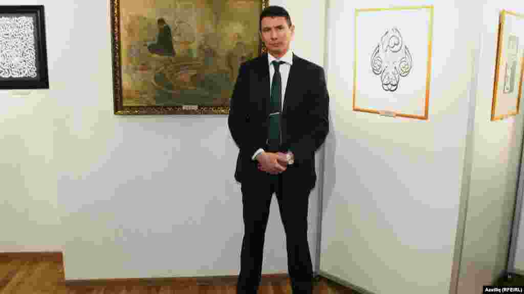 Айдар Гәрәев үзенең “Кичке намаз” рәсеме янында