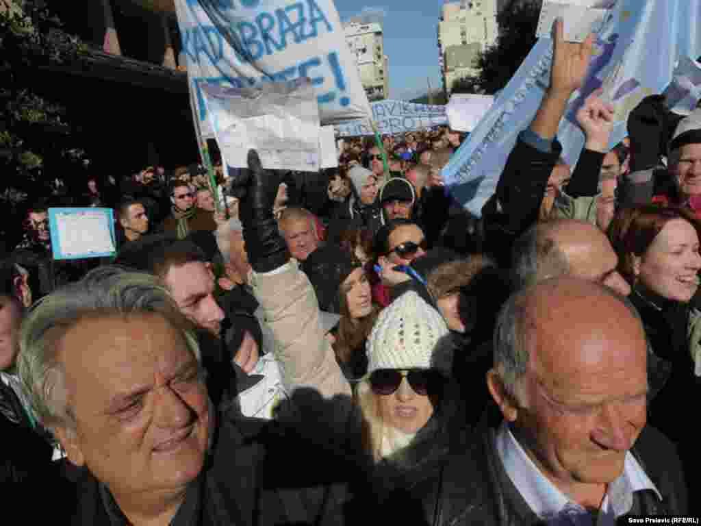 U Podgorici je nekoliko hiljada ljudi 21. januara 2012. protestovalo ispred zgrade crnogorske Vlade, zbog te&scaron;kog socijalno-ekonomskog stanja u Crnoj Gori. Protest je organizovala Unija slobodnih sindikata, uz podr&scaron;ku Mreže za afirmaciju nevl