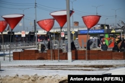 Декорації біля входу на станцію метро «Салтівська». Харків, лютий 2026