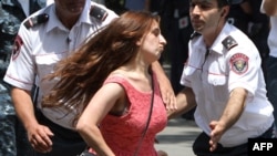Polis Yerevanda aksiya iştirakçılarından olan qadını saxlamağa çalışır. 6 iyul 2015