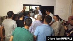 Люди, пришедшие на суд над бывшими полицейскими. Шымкент, 13 июля 2018 года.