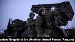 Військові 24-ї ОМБр ЗСУ ведуть вогонь з РСЗВ БМ-21 «Град» по російських позиціях поблизу Часового Яру на Донеччині, 15 січня 2026 року 