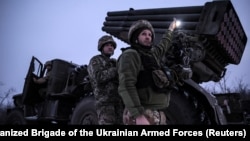 Військові 24-ї окремої механізованої бригади ЗСУ ведуть вогонь з реактивної системи залпового вогню БМ-21 «Град» по російських позиціях поблизу міста Часів Яр на Донеччині, 15 січня 2026 року